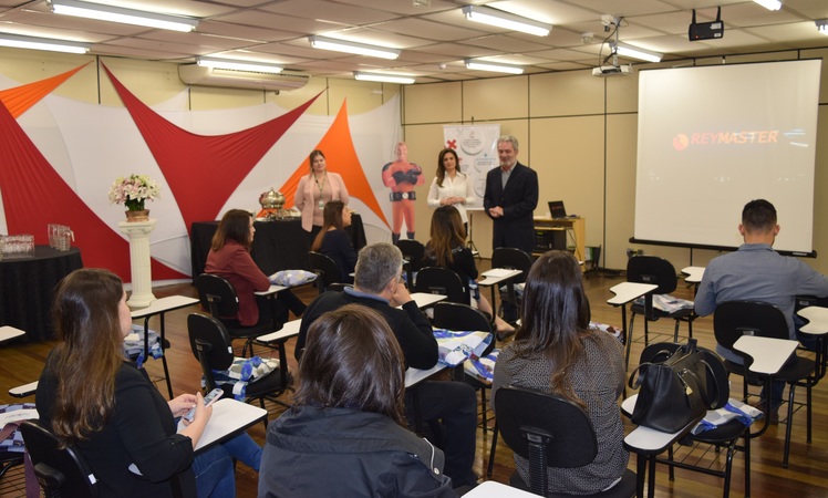 Reymaster apresenta tendências em tomadas e interruptores em workshop para arquitetos